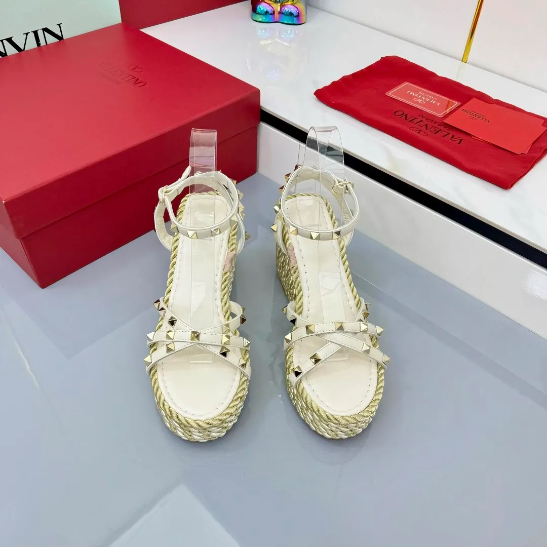 👟👟Ex-factory price 580👟👟 Valentino's new high-version riveted hemp rope woven wedge sandals. Simple and super versatile. Perfect and luxurious on the feet, they can be matched with any spring and summer clothes. The feet feel even more comfortable! The material is a perfect replica of the original version. The original buckle is disassembled and molded. Cowhide surface. Cowhide lining. Electroplated rivet buckle. Original non-slip rubber outsole. Three colors available! The gold heel is about 10cm high. The forefoot platform is about 4cm. It comes with original packaging from the counter! SIZE: 35--40 (41 can be customized)